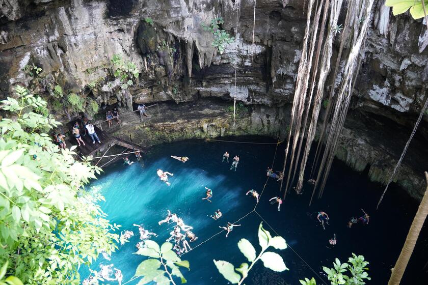 Cenote - một trong những kỳ quan tự nhiên đẹp nhất bán đảo Yucatán, cũng là nơi người Maya từng tin là cánh cửa dẫn đến thế giới của các vị thần