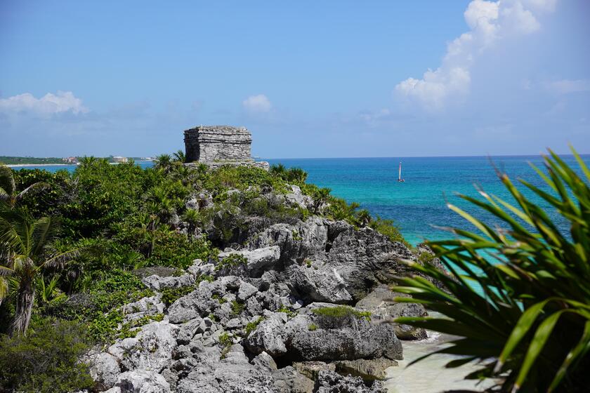 Di tích Tulum bên bờ Caribe, nơi lịch sử hòa cùng sắc xanh của biển Mexico
