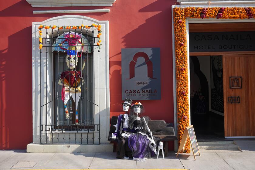Không gian trang trí Día de los Muertos trước một khách sạn ở Oaxaca
