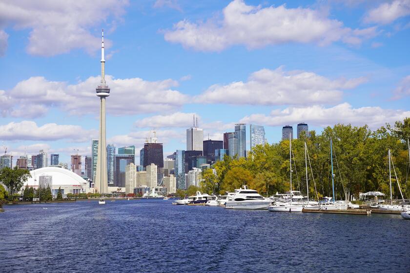 Bến cảng Toronto nhìn về đường chân trời của thành phố lớn nhất Canada