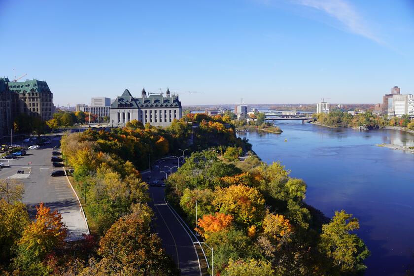 Khung cảnh mùa thu nhìn về Ottawa, thủ đô của Canada