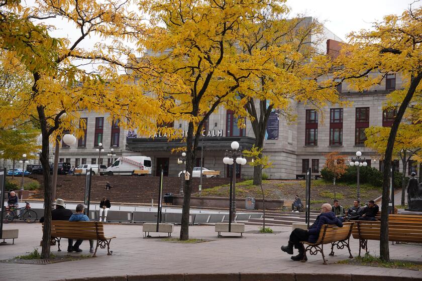 Một góc quảng trường ở Montréal, nơi văn hóa Pháp vẫn hiện diện hài hòa trong nhịp sống của Canada