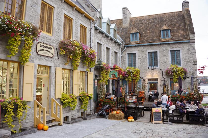 Những con phố lát đá và kiến trúc Pháp tạo nên vẻ quyến rũ của Québec