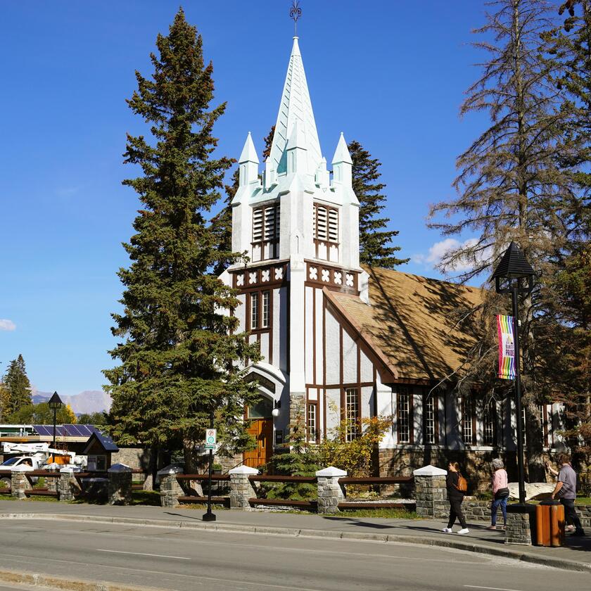 Thị trấn Banff nép mình dưới chân dãy Rocky, điểm dừng nổi tiếng của Vườn quốc gia Banff