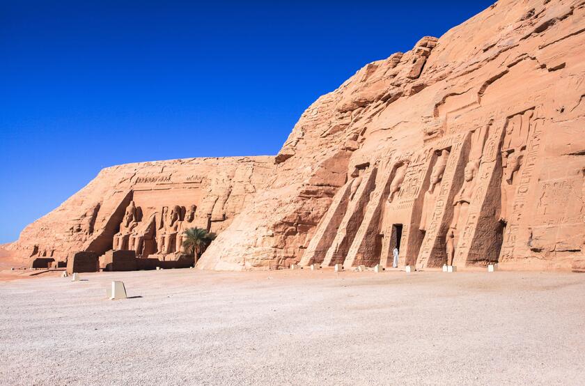 Abu Simbel, ngôi đền do Ramses II xây dựng hơn 3.000 trước, rồi được cả thế giới di dời từng khối đá để thoát khỏi lòng hồ Nasser, một kỳ tích được tạo nên hai lần bởi con người