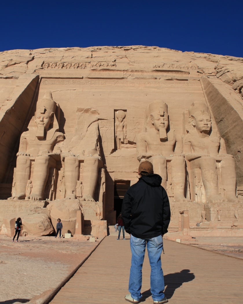 Tác giả đứng trước bốn pho tượng khổng lồ của Ramses II ở đền Abu Simbel