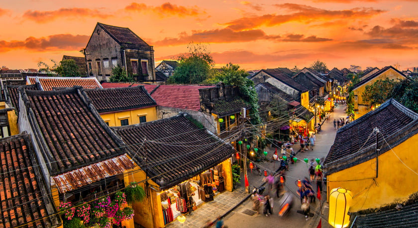 Phố cổ Hội An tạo nên khung cảnh khiến nhiều du khách có cảm giác như đang bước vào một bộ phim cổ trang
