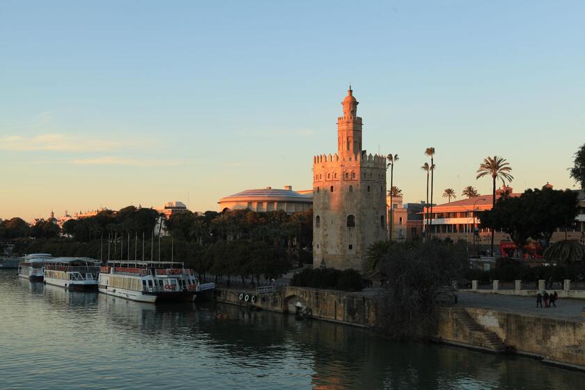 Hoàng hôn trên dòng Guadalquivir khiến Seville trở thành một thành phố đẹp và lãng mạn