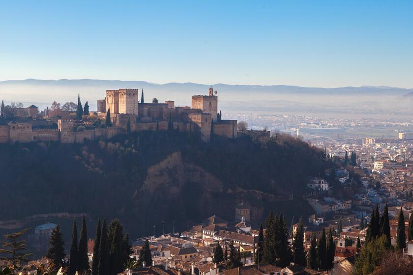 Granada hiện ra bình yên dưới chân Alhambra