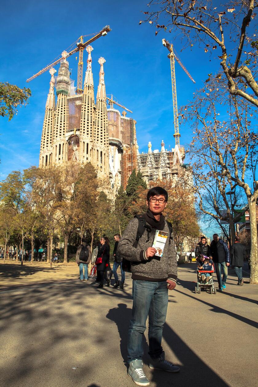 Tác giả trong lần đầu đứng trước Sagrada Família