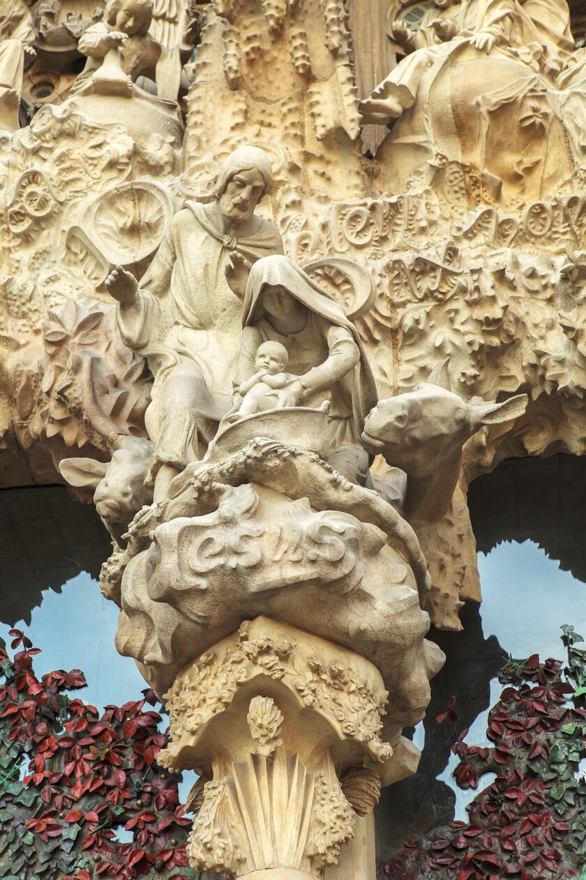 Những chi tiết điêu khắc của Gaudí khiến đá dường như biết kể chuyện bằng ánh sáng, thiên nhiên và đức tin