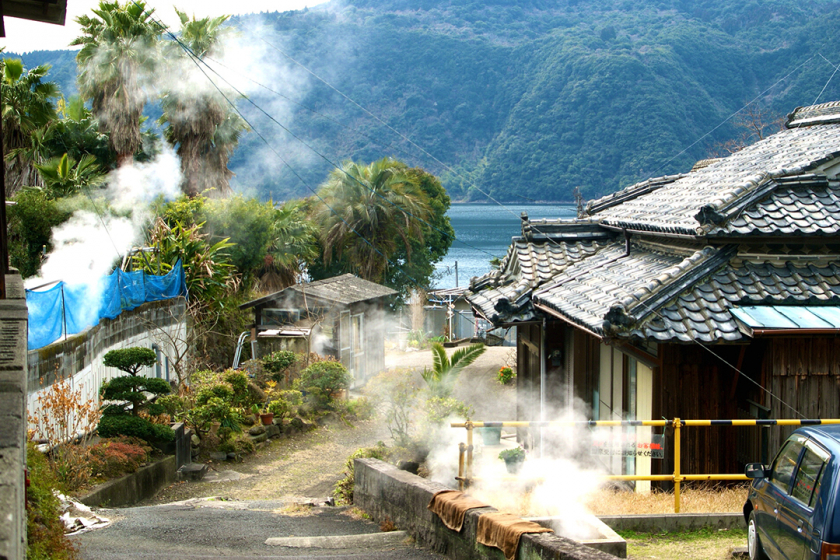 Tắm nước nóng tại ngôi làng Unagi Onsen cũng là một trải nghiệm đáng thử khi đến với Ibusuki