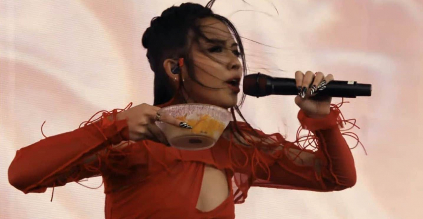 Rapper người Thái - Milli, thưởng thức xôi xoài trong màn trình diễn của cô tại Coachella cuối tuần qua