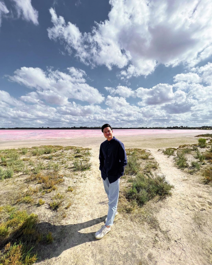 Quang Vinh ghé thăm Pink Lake - một địa điểm du lịch nổi tiếng ở Úc