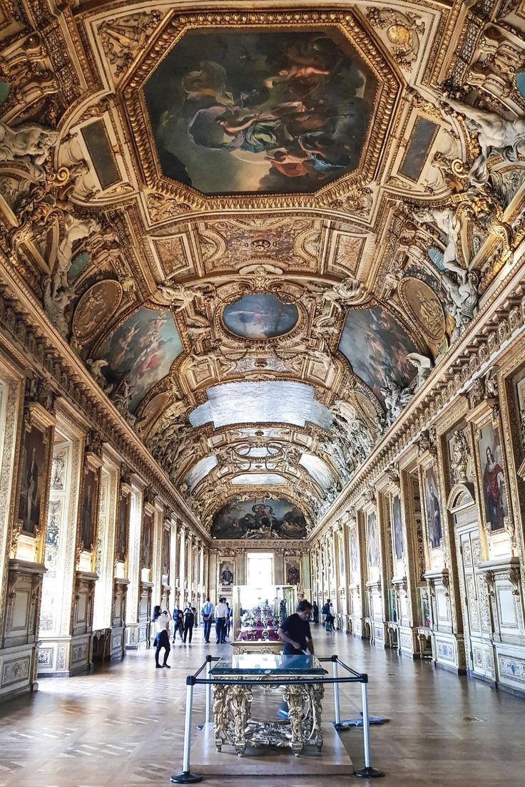 Một góc bên trong bảo tàng Louvre