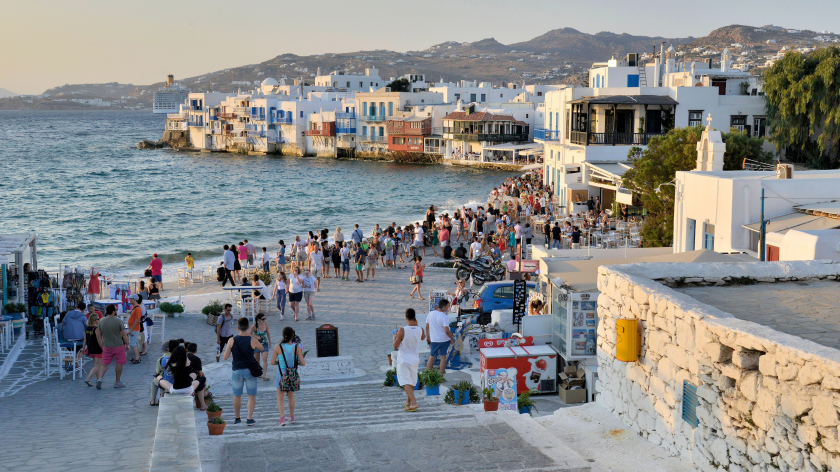Trên đảo du lịch nổi tiếng Mykonos khách du lịch đã tràn ngập các bãi biển, quán bar và nhà hàng dịp cuối tuần