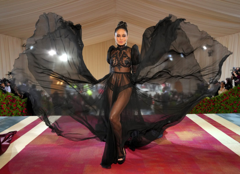 Vanessa Hudgens trong trang phục Moschino. Ảnh: Kevin Mazur/MG22/Getty Images North for The Met Museum