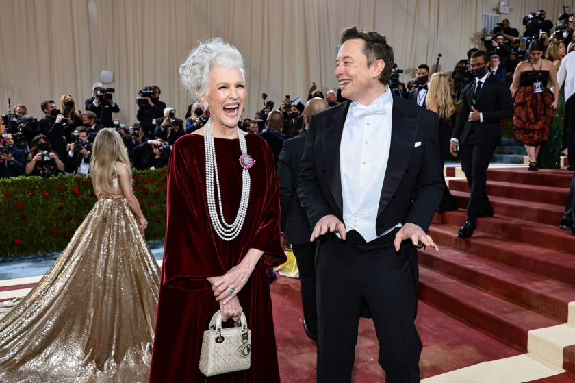 Elon Musk - trong trang phục của Tom Ford cùng mẹ ông, người mẫu Maye Musk, trong trang phục của Dior. Ảnh: Jamie McCarthy/Getty Images