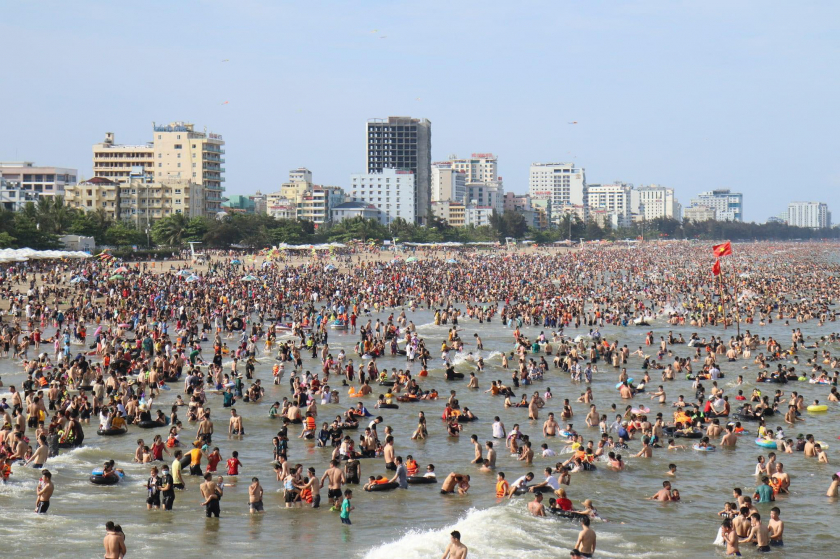 Bãi biển Sầm Sơn - Thanh Hoá ken đặc du khách trong địp lễ