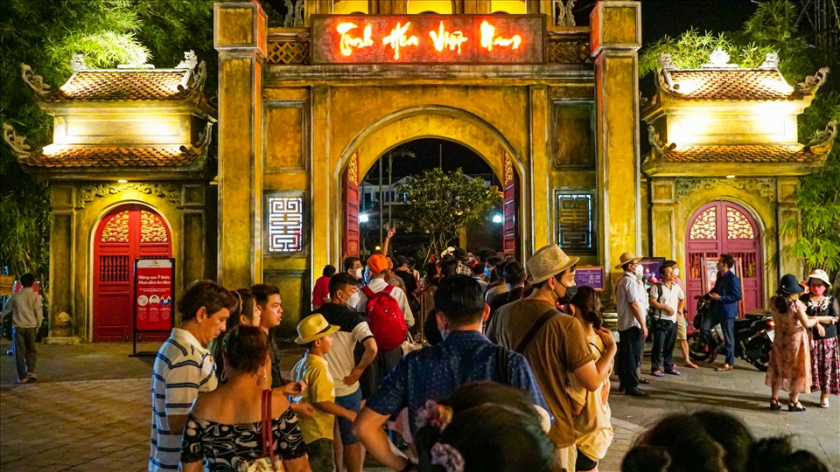 Du khách xếp hàng dài để xem show Tinh hoa Việt Nam tại Phú Quốc
