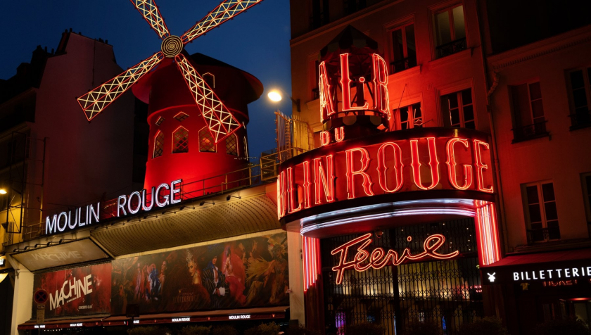 Moulin Rouge - câu lạc bộ cabaret với hình ảnh cối xay gió đỏ đã trở thành biểu tượng