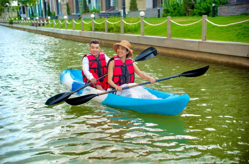 Vợ chồng Ưng Hoàng Phúc dành thời gian trải nghiệm cảm giác chèo thuyền kayak trên dòng kênh Lagoon trong xanh dài 3,8 km
