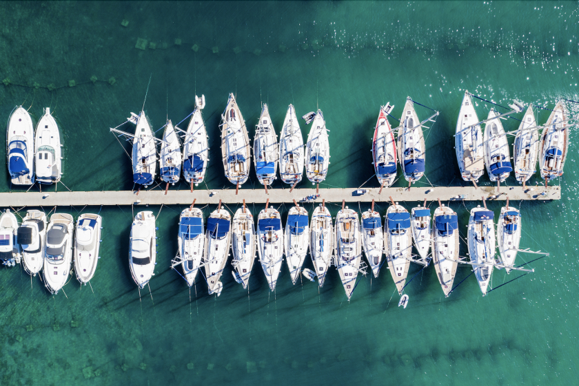 Bến du thuyền ở Thị trấn Vodice, Biển Adriatic, Croatia