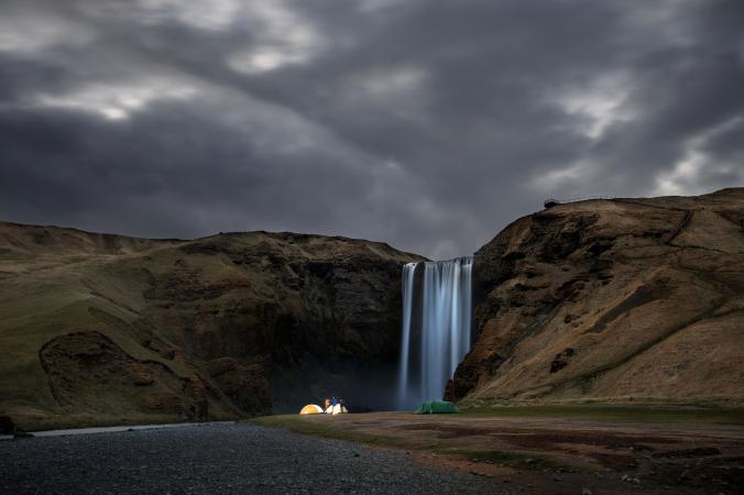Cắm trại buổi tối tại thác Skogafoss Iceland. Ảnh: Ramiro Torrents.