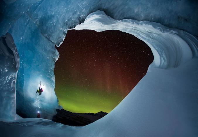 Leo bức tường băng tại Alberta, Canada trong đêm. Ảnh: Paul Zizka.