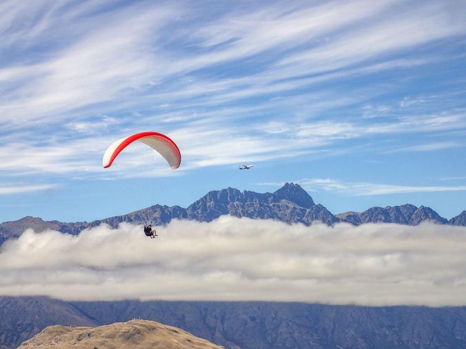 Trải nghiệm dù trên núi Ben Lomond ở Queenstown, New Zealand. Ảnh: Robert George Young.