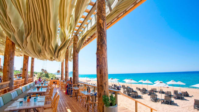 Nhà hàng Barbouni nằm trên khu nghỉ mát miền biển Costa Navarino tại Hy Lạp