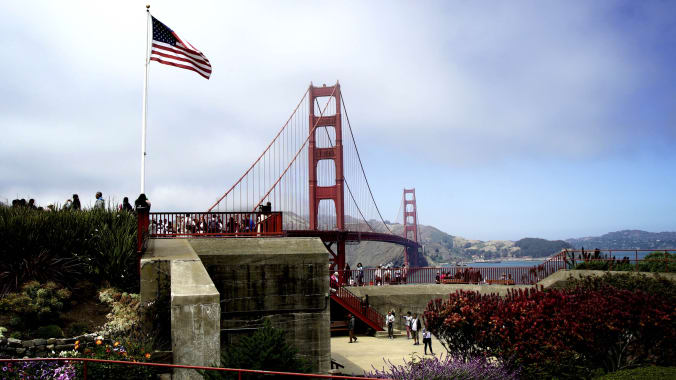 Cầu Golden Gate của San Francisco được hoàn thành vào năm 1937 là một trong những cây cầu nổi tiếng nhất trên thế giới
