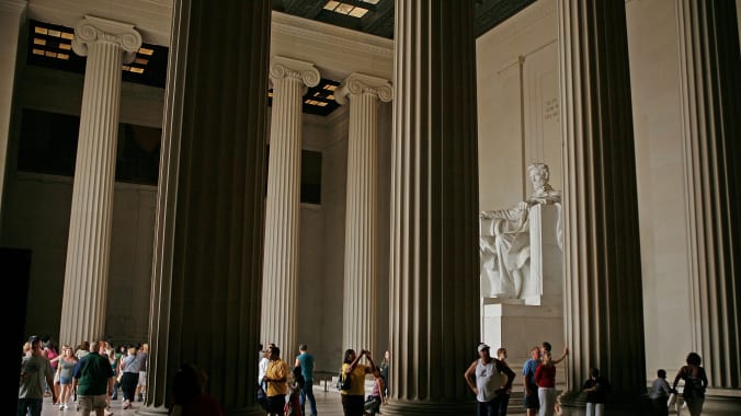 Đài tưởng niệm Lincoln được thiết kế theo phong cách đền Parthenon ở Hy Lạp