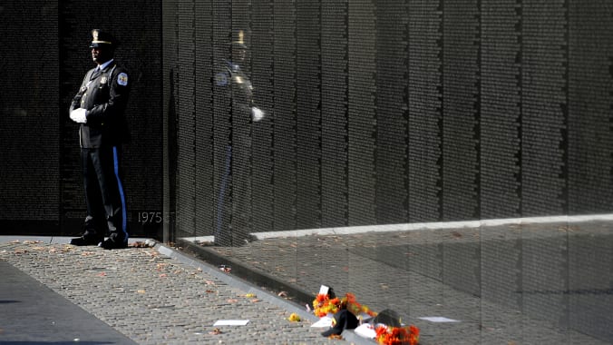 Đài tưởng niệm chiến tranh Việt Nam (hay còn gọi là The Wall) được thiết kế bởi kiến trúc sư người Mỹ Maya Lin