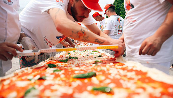 Việc làm pizza đã trở thành một phần không thể tách rời trong văn hóa của người dân Napoli