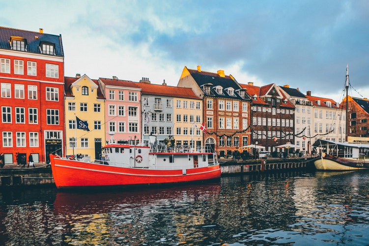 Thủ đô Copenhagen của Đan Mạch với những ngôi nhà liền kề đầy màu sắc