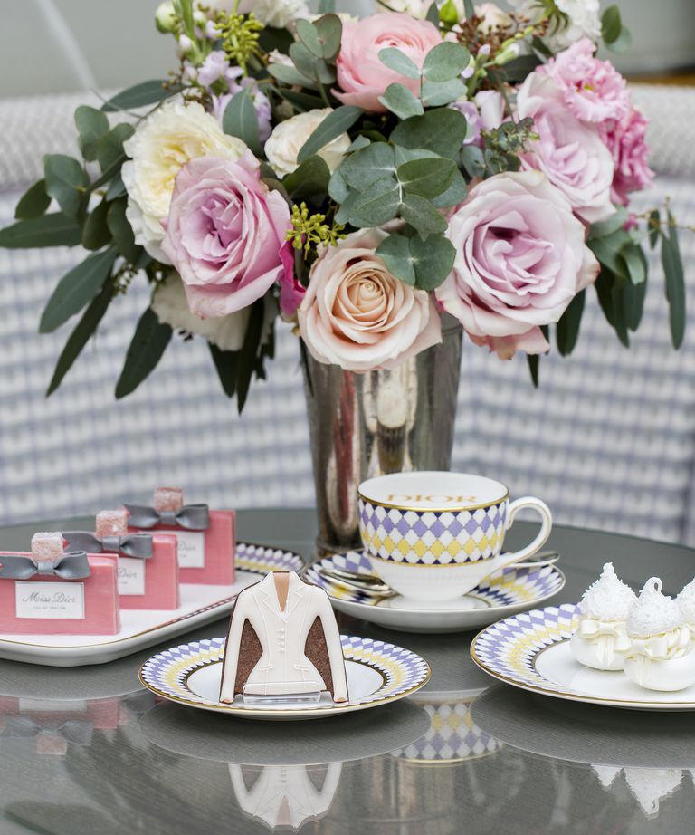 Set trà chiều được truyền cảm hứng từ Dior của The Berkeley đã trở thành cơn sốt tại London
