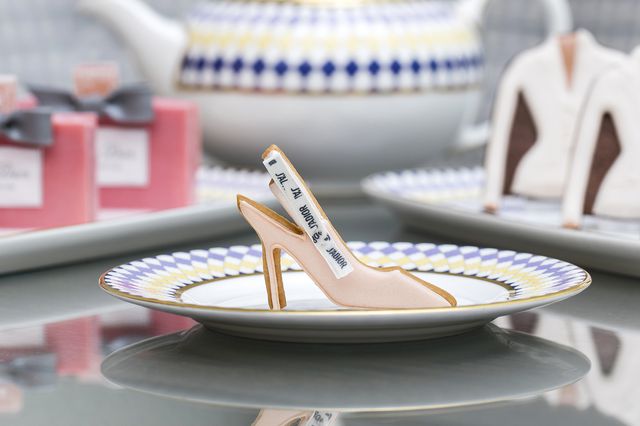 Bánh quy hình giày Dior được chuẩn bị hết sức tỉ mỉ