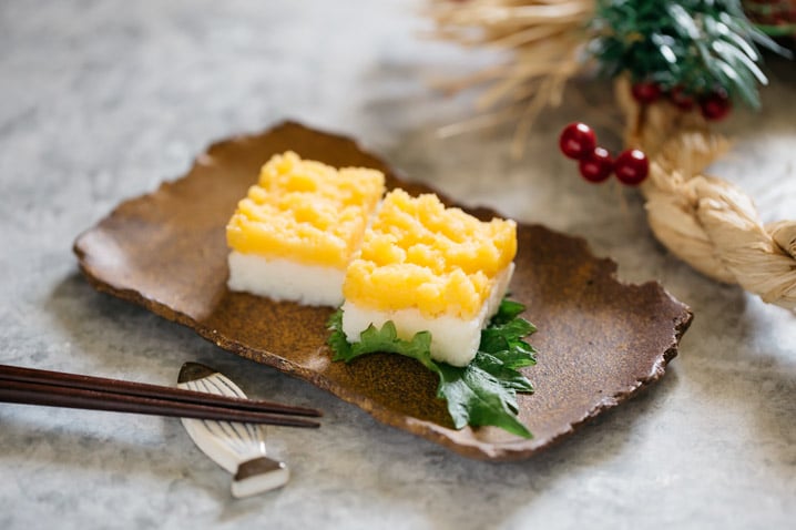 Nishiki tamago: cẩm noãn, là món trứng tráng cuộn nhưng lòng trắng tráng riêng, lòng đỏ tráng riêng rồi cuộn lại. Màu vàng và trắng tượng trưng cho vàng và bạc, chúc tiền tài dư dả.