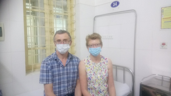Ông bà David và Cath Butler người Anh tại khu cách ly ở Bệnh viện Đống Đa, Hà Nội