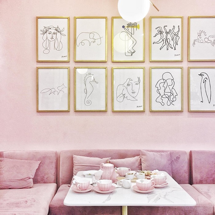 Cả những bức vẽ trên tường cũng rất giống cách bài trí của nhà hàng hai sao Michelin nổi tiếng