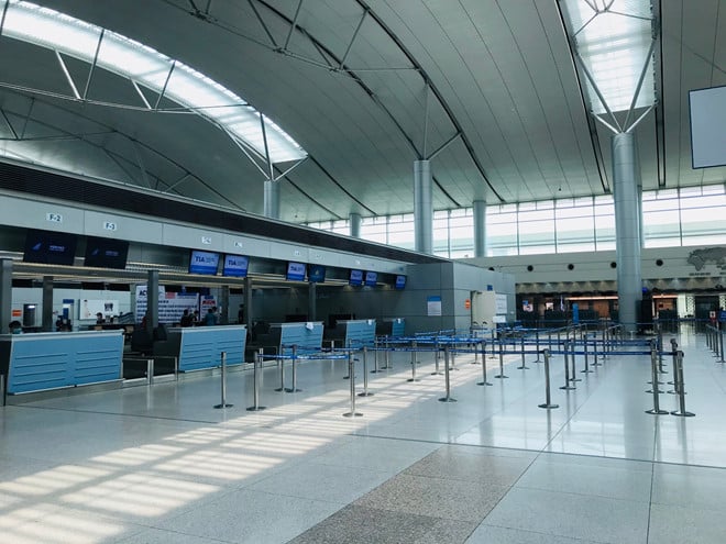 Sân bay vắng bóng hành khách do ảnh hưởng của dịch Covid-19