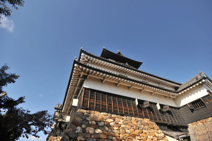 Toà tháp bằng gỗ tại lâu đài Inuyama, được xây dựng năm 1537, là tháp cổ nhất Nhật Bản
