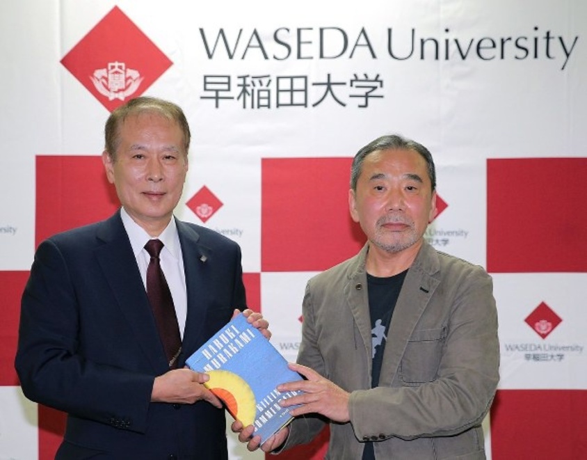Haruki Murakami (phải) trao tặng đại diện Đại học Waseda cuốn sách Giết đội chỉ huy kỵ sĩ nhân dịp sách được xuất bản năm 2018