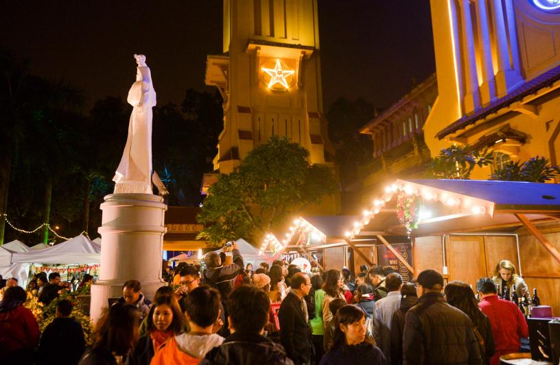 Hội chợ Giáng sinh Đức tại Hà Nội tổ chức vào cuối năm 2017 thu hút được đông khách tham dự.