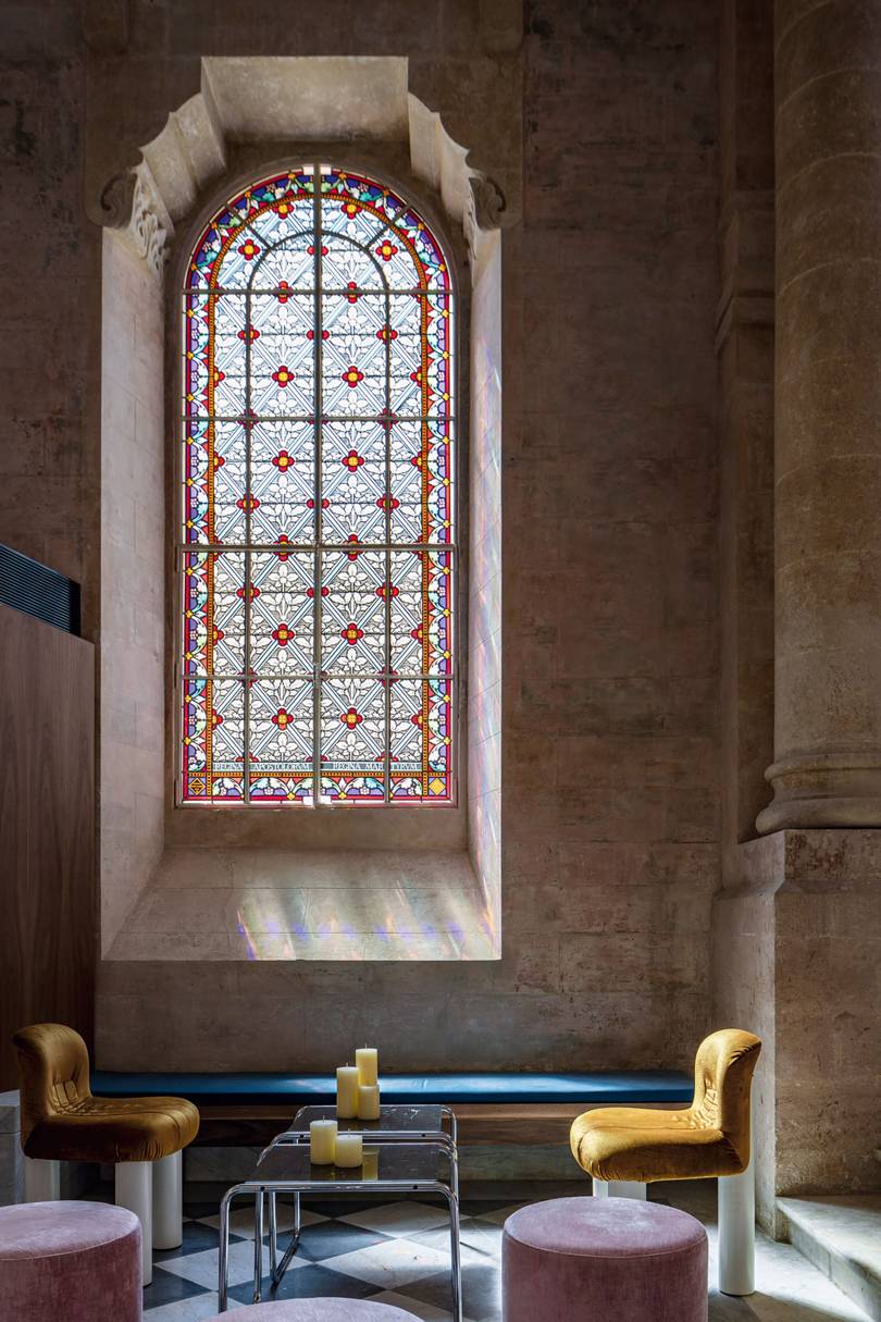 Khung cửa sổ với những mảng mầu ấn tượng đặc trưng của nét kiến trúc thời kỳ Trung cổ.