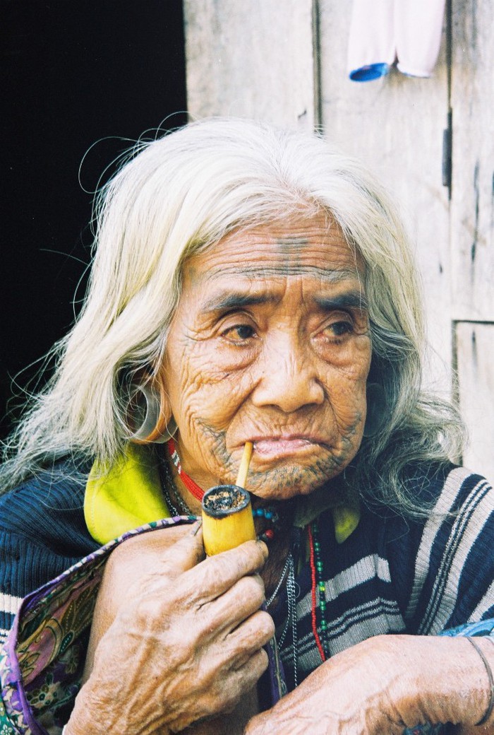 Cụ bà Nàng Bun - 90 tuổi, nhân chứng còn lại về tập tục xăm mặt. Ảnh: Nguyễn Văn Kự, 2006