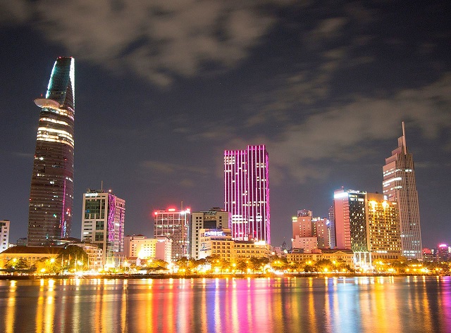 Ngắm thành phố trên du thuyền từ sông Sài Gòn dù ngày hay đêm đều là trải nghiệm tuyệt vời