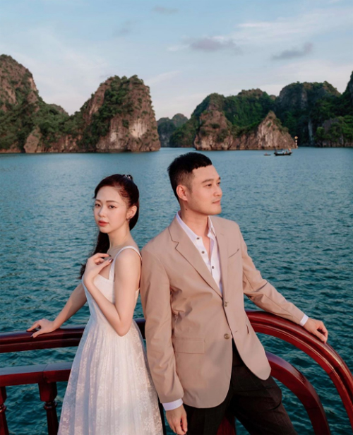 Quang Vinh và Liz Kim Cương trên du thuyền vịnh Hạ Long
