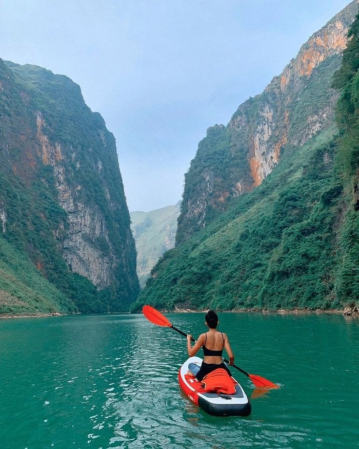 hoặc chèo thuyền kayak trên dòng Nho Quế